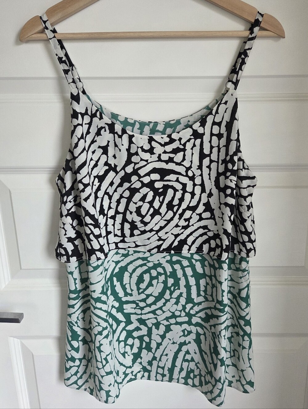 Cabi Green Black Tiered Relaxed Sleeveless Hobnob Cami Tank Blouse Size Medium